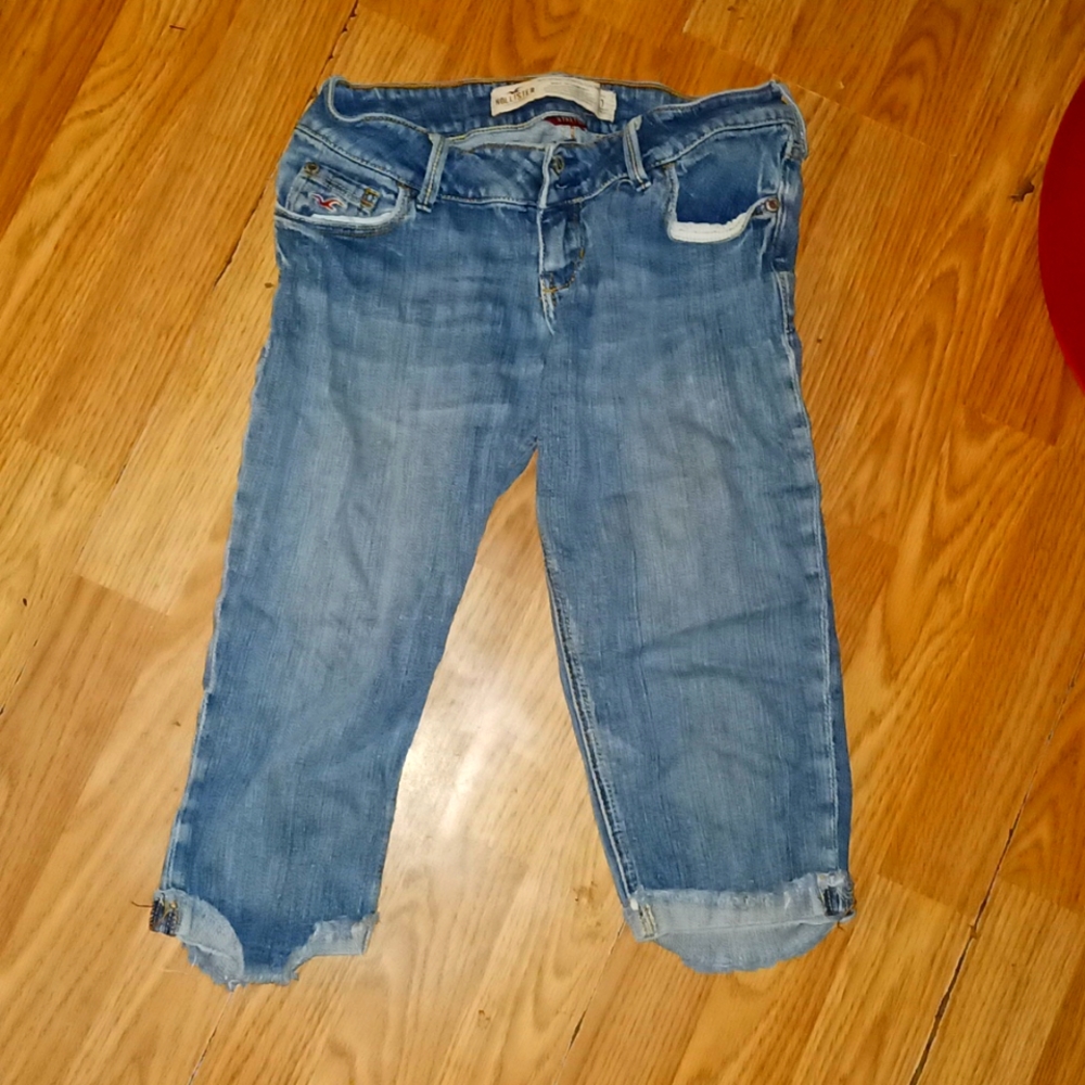 Blue juniors Hollister stretch capris.